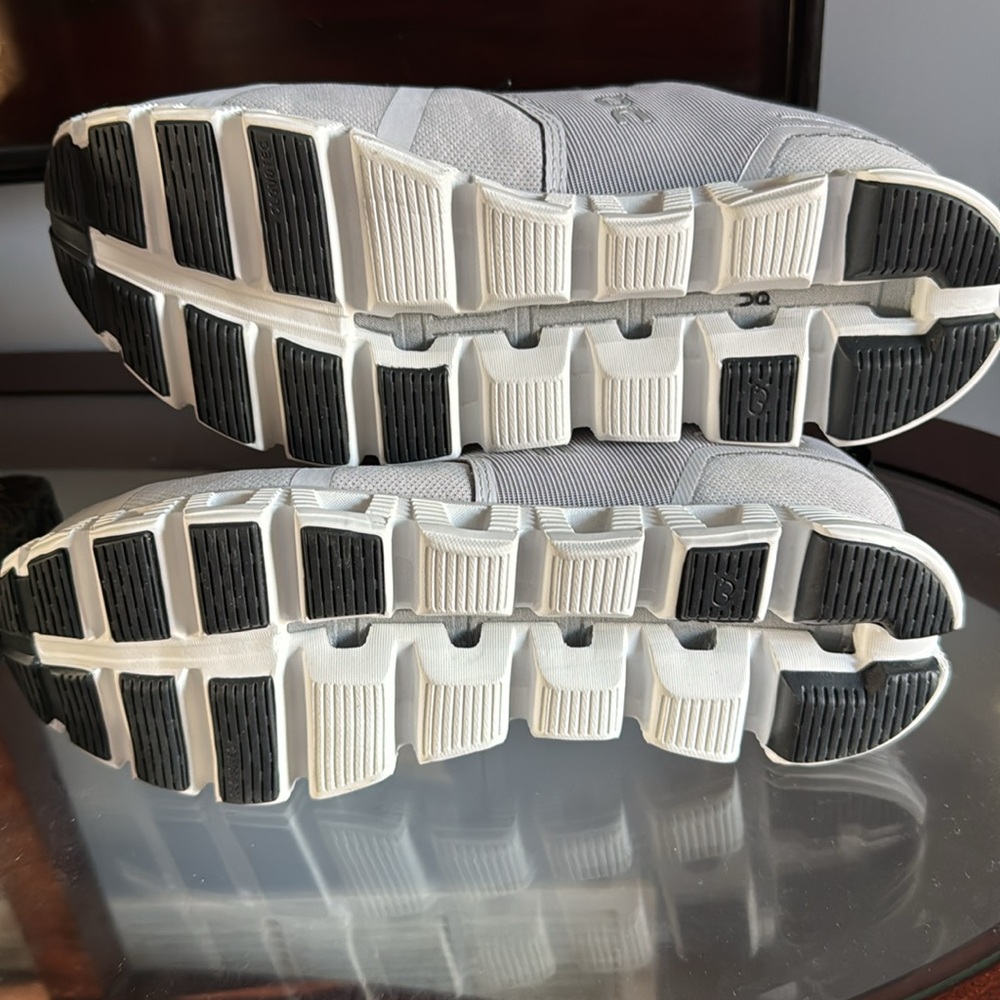 On Running Women’s Gray and Black Athletic Shoes
On cloud New - Picture 4 of 5